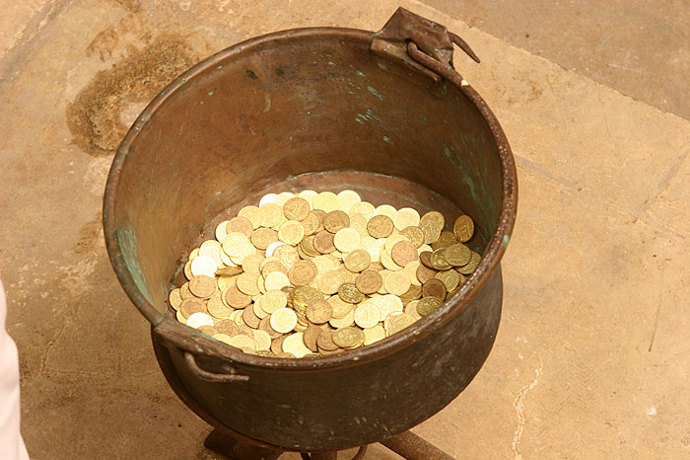 ...střežící zlato.