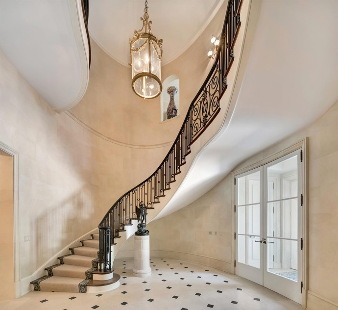 K dominantám sídla patří kruhové schodiště.