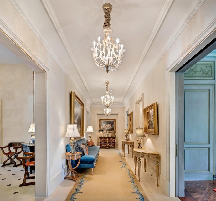 Druhé patro se skládá ze dvou křídel – jedno slouží rodině a druhé hostům nebo zaměstnancům.