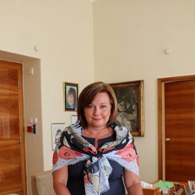 Symbol Aleny Schillerové - šátek. Ač bychom mohli tvrdit, že šátek přes ramena působí spíše babičkovsky, ministryně ví, jak ho nosit. V kombinaci s černými jednoduchými šaty je barevný šátek správnou volbou na oživení celého outfitu. Správně by politička neměla mít odhalená ramena a ve velkých vedrech může být šátek dobrým kompromisem.