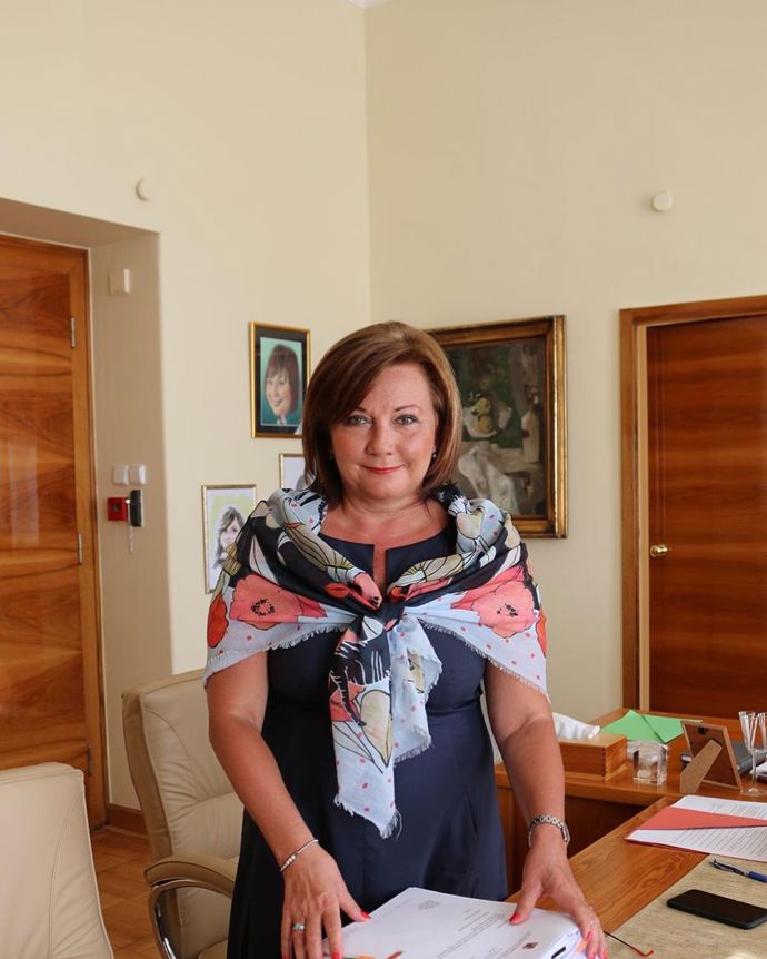 Symbol Aleny Schillerové - šátek. Ač bychom mohli tvrdit, že šátek přes ramena působí spíše babičkovsky, ministryně ví, jak ho nosit. V kombinaci s černými jednoduchými šaty je barevný šátek správnou volbou na oživení celého outfitu. Správně by politička neměla mít odhalená ramena a ve velkých vedrech může být šátek dobrým kompromisem.