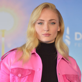 Když Sophie Turner začala natáčet první sezónu seriálu bylo jí teprve třináct let.