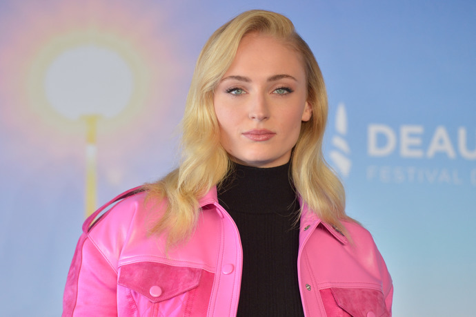 Když Sophie Turner začala natáčet první sezónu seriálu bylo jí teprve třináct let. 