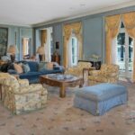 Zámek má šest ložnic a sedm koupelen.