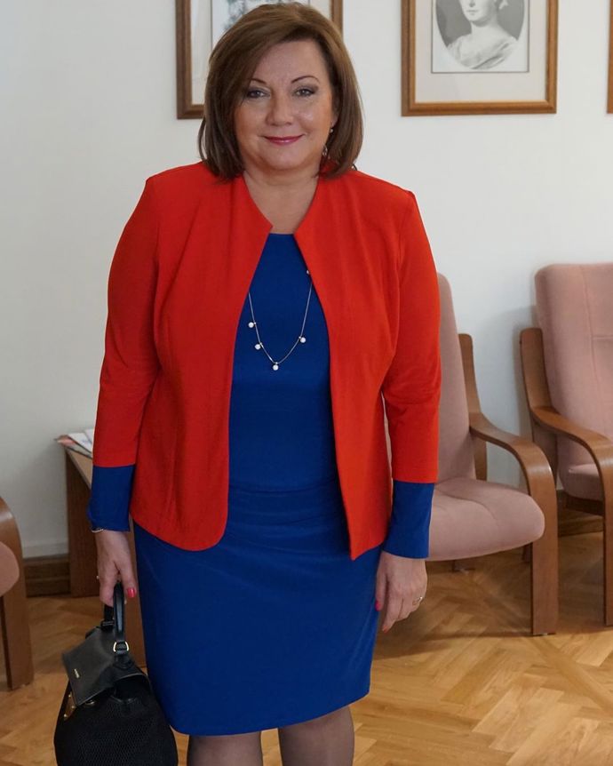 Červená je barvou, která na svou nositelku poutá pozornost. Schillerová je velkou milovnicí pestrých barev, a tak musíme uznat, že červená v kombinaci s modrou je skvěle zvolená. Jemné perličky na krku již celý outfit zjemní. 