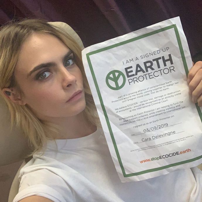 Modelka Cara Delevingne na svém hustém obočím postavila kariéru a je jedním z jejích poznávacích znamení. Trendem letoška je obočí, kterému dáme maximálně tvar. Žádné zbytečně vytrhávání.