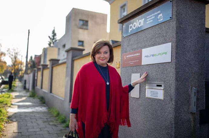 A ve hře opět červená. Tentokrát ve formě ponča. Chválíme dobře zvolený doplněk, který zaujme pozornost na první pohled a trochu nudnější oblečení ozvláštní.