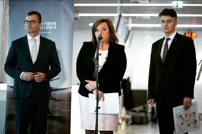 Černá a bílá. Dvě barvy, které nikdy nezklamou a moderní budou vždycky. Sáčko a pouzdrové šaty jsou velmi elegantní a pro šatník političky naprosto nezbytné. 