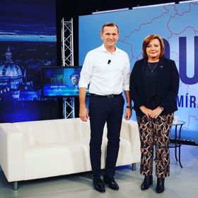 Tady bychom paní ministryni chtěli trochu pokárat za nevhodně zvolené kalhoty. Kratší střih a pestrý vzor kalhot Schillerovou opticky zkracuje a rozšiřuje. V tomto případě by bylo lepší zvolit kalhoty bez méně divočejšího vzorování.