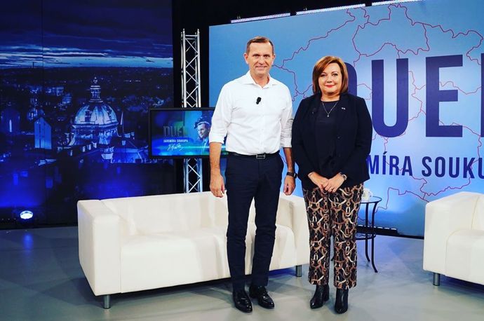 Tady bychom paní ministryni chtěli trochu pokárat za nevhodně zvolené kalhoty. Kratší střih a pestrý vzor kalhot Schillerovou opticky zkracuje a rozšiřuje. V tomto případě by bylo lepší zvolit kalhoty bez méně divočejšího vzorování.