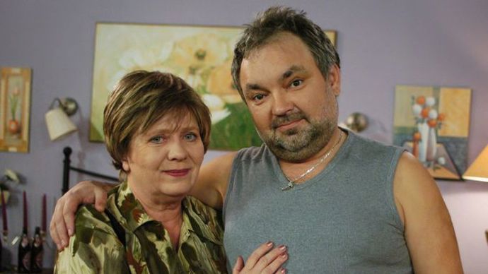 Při této poradě jsou prezentovány jednotlivé dějové linky výhledově na celou sezónu, dále jsou pak rozpracovávány na dílčí části. V průběhu natáčení předvýrobní, výrobní i postprodukční práce běží po čtrnáctidenních cyklech, tj. každých 14 dní probíhá porada jednotlivých autorů dějových linek a prezentují se návrhy jednotlivých epizod dalšího cyklu. 