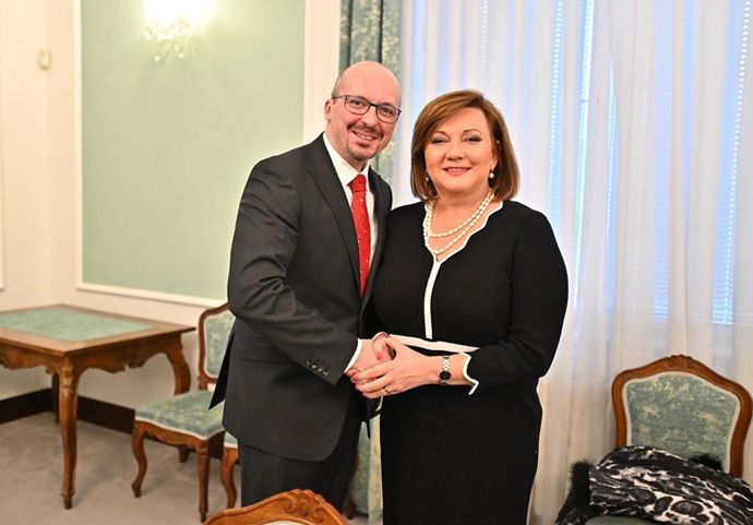 Tento model musíme opět pochválit. Bez větších výstředností a extravagance. Náhrdelník tomu všemu dodává tu správnou eleganci. 