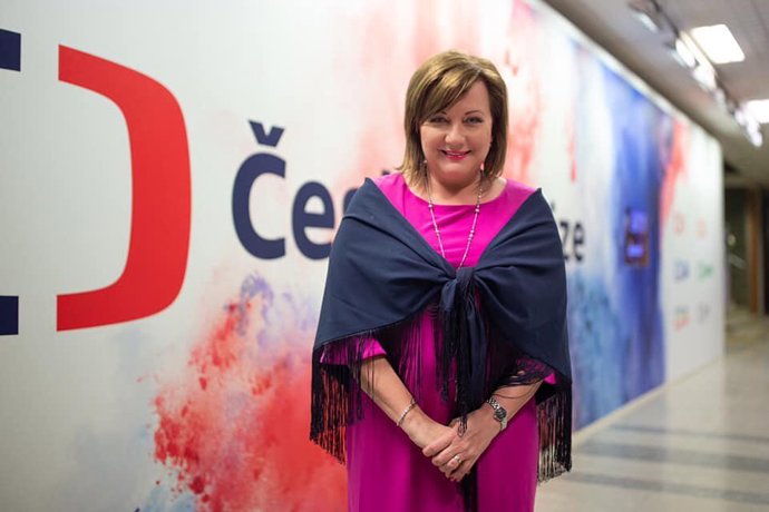 Sytě růžová paní ministryni velmi sluší. Bez čeho by se ale tento outfit obešel je šátek, který působí rušivě a zbytečně ji přidává na letech. Navíc šaty mají tříčtvrteční rukávy, tudíž šátek nemá ani žádnou funkci. 