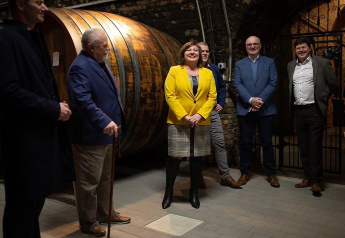 Žluté sako je opět jeden z výstřednějších kousků političky. Proč si na sebe nevzít něco, co upoutá okamžitě pozornost? Příště bychom asi spíše zvolili jednoduché šaty v jedné barvě. 