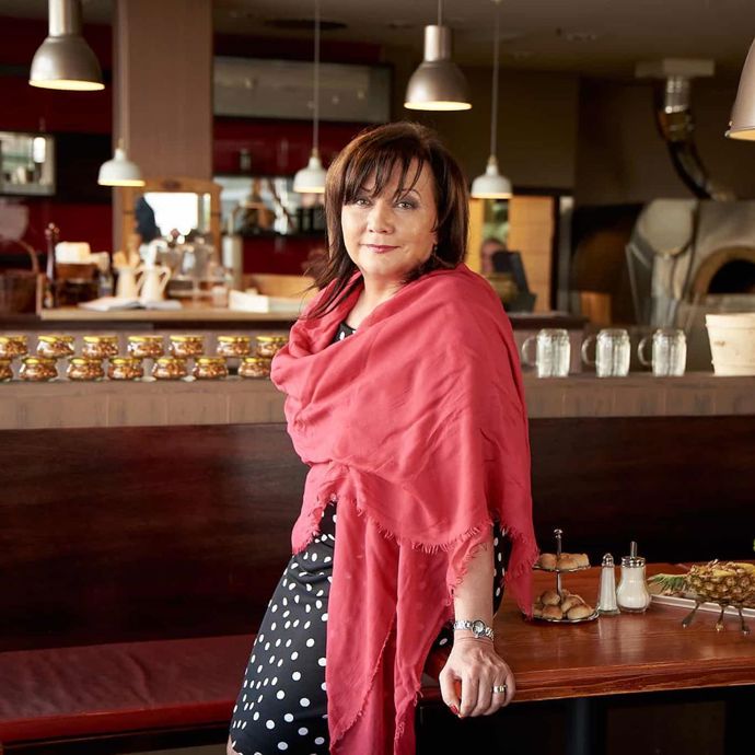 Puntíky jsou pro letošní rok hitem. Líbí se nám kombinace jednoduchého šátku volně přehozeného přes ramena. 