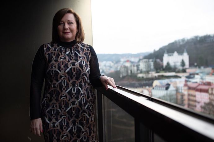 Tak tyto šaty raději ne. Divoký vzor Schillerové opravdu nesluší a opticky ji rozšiřuje. 