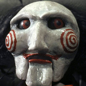 Saw: Hra o přežití (2004). Taky si myslíte, že je tato panenka nejošklivější ze všech?