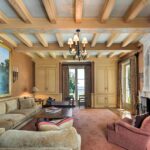 K dominantám zámku patří rozlehlý obývací pokoj a velký krb.