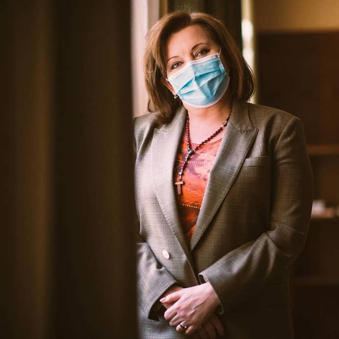 Pod toto jednoduché sako je více vzorovaná halenka přípustnější. Co je ale opravdu zbytečné, to je růženec kolem krku. 