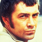 Než začal studovat herectví, živil se například i prodejem encyklopedií.