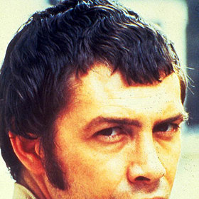 Než začal studovat herectví, živil se například i prodejem encyklopedií.