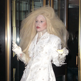 Její kostýmy mnohdy fanoušky děsily.