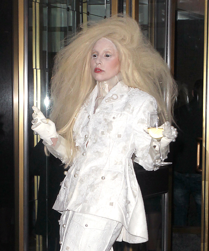 Její kostýmy mnohdy fanoušky děsily.