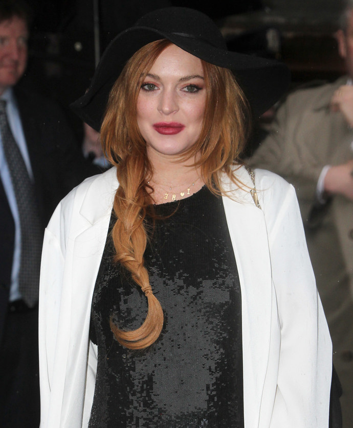 Americká zpěvačka a herečka Lindsay Lohan se proslavila nejenom díky své kariéře, kterou započala v ještě dětském věku, ale také kvůli svým neustálým problémům se zákonem. 