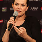 V České republice se jako zpěvačka poprvé představila v 90. letech, většinou společně s Petrem Jandou při televizních vystoupeních. 