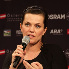 V České republice se jako zpěvačka poprvé představila v 90. letech, většinou společně s Petrem Jandou při televizních vystoupeních. 