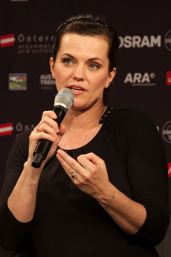 V České republice se jako zpěvačka poprvé představila v 90. letech, většinou společně s Petrem Jandou při televizních vystoupeních. 