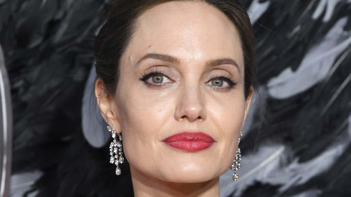 Už tak výrazné rty si neváhá zvýraznit červenou rtěnkou ani Angelina Jolie.