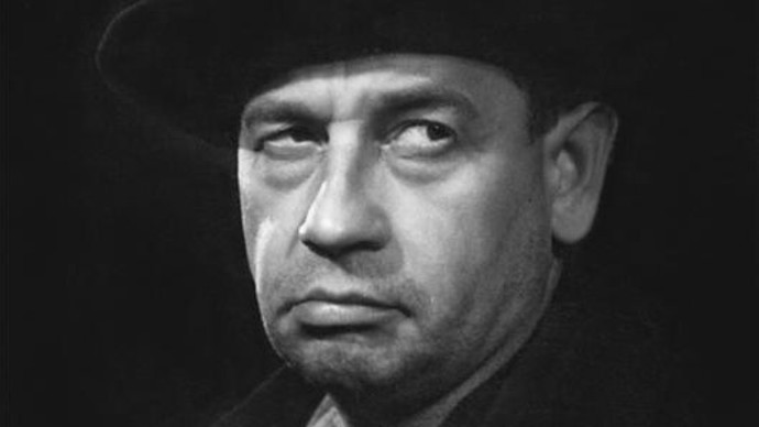 Jeho výraz a komediální talent ho předurčoval k rolím podobně ztřeštěných chlapíků. Snímek je z jeho působení v Národním divadle, konkrétně jde o hru Veliká tavba (1949).