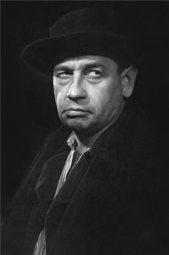 S cigaretou trochu souvisí i jeho smrt na dovolené v tehdejší Jugoslávii, kam odjel navzdory varování lékařů. Ráno si šel zaplavit, dopil kávu, dokouřil cigaretu, típl ji do popelníku a svalil se na kanape. Ve věku 63 let mu puklo srdce.