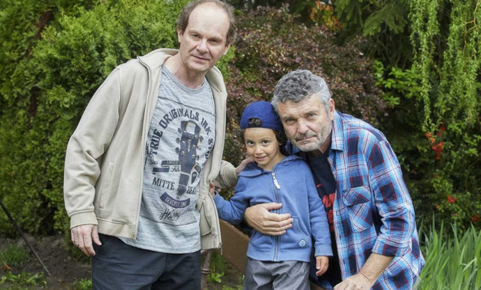 Jedna epizoda je zpravidla tvořena třídenním příběhem každé z dějových linek. Tyto jsou pak rozepisovány do tzv. scénosledu pro jednotlivé díly. Ve scénosledu jsou sepsány postavy, scény a prostředí děje.