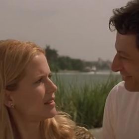 Ne že by měl Ricky tak dobré srdce, prostě se snažil   udělat dojem na krásnou šéfovu oblíbenkyni Kate. „G“ je od rána do večera v pohodě. Je jakýmsi duchovním guru, vyznávajícím filozofii pozitivní energie a nekonečné dobroty.  Umí hypnotizovat, umí poutavě vyprávět, umí lidem vrátit radost ze života.