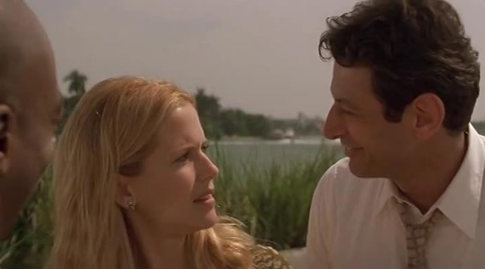 Ne že by měl Ricky tak dobré srdce, prostě se snažil   udělat dojem na krásnou šéfovu oblíbenkyni Kate. „G“ je od rána do večera v pohodě. Je jakýmsi duchovním guru, vyznávajícím filozofii pozitivní energie a nekonečné dobroty.  Umí hypnotizovat, umí poutavě vyprávět, umí lidem vrátit radost ze života.