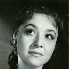 Po jejím absolvování nastoupila do pražského Divadla na Vinohradech.