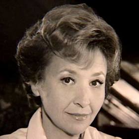 Ve 12 letech začala navštěvovat baletní školu Věry Petákové a recitovala v souboru, který vznikl v ústeckém rozhlase. 