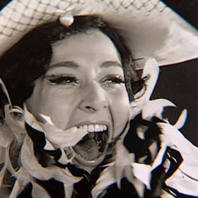 V patnácti se na 2 roky vydala na zkušenou do českobudějovického divadla a v osmnácti začala studovat na DAMU.