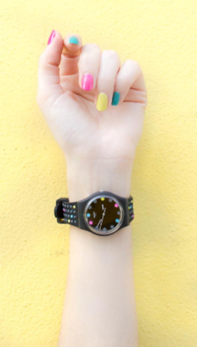 Nebojte se vyjít z davu třeba barevnou manikúrou. 