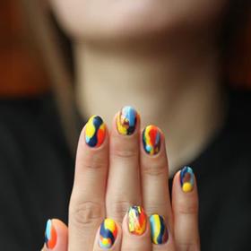 Nehty připomínající duhu nejsou úplně pro každého. Ale jestliže se nemůžete rozhodnout jakou barvu si nehty nalakujete, tak duha je pro vás řešením.
