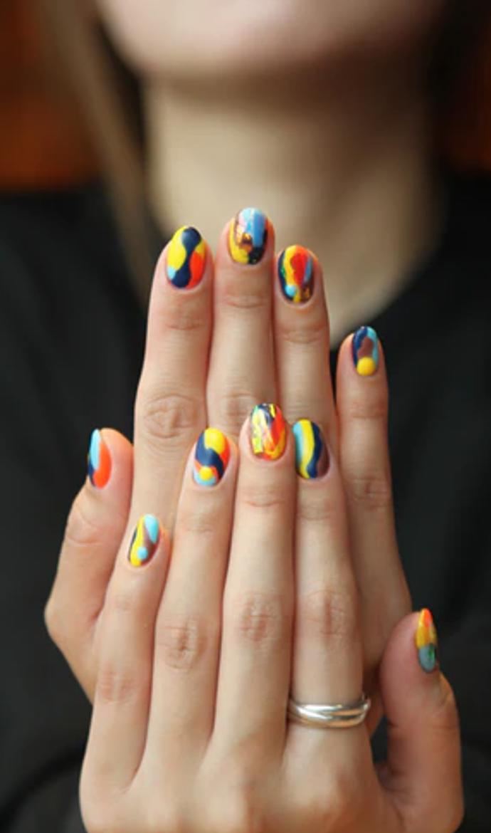 Nehty připomínající duhu nejsou úplně pro každého. Ale jestliže se nemůžete rozhodnout jakou barvu si nehty nalakujete, tak duha je pro vás řešením.