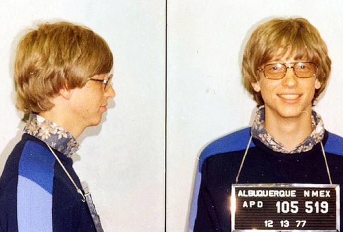 Bill Gates se dostal do problémů se zákonem, ve svém životě dokonce třikrát. V roce 1977 jej policie ve městě Albuquerque v Novém Mexiku zatkla za překročení povolené rychlosti. Gates se tehdy ještě jako mladík projížděl po místních silnicích ve svém porsche a evidentně se nechal trochu unést.