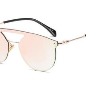 Hitem letošního roku jsou brýle s barevnými sklíčky. Konkrétně růžová, zelená či oranžová. Tento styl brýlí bude slušet ženám s kulatým či trojúhelníkovým obličejem. 