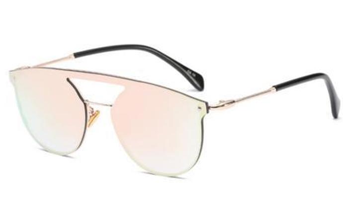 Hitem letošního roku jsou brýle s barevnými sklíčky. Konkrétně růžová, zelená či oranžová. Tento styl brýlí bude slušet ženám s kulatým či trojúhelníkovým obličejem. 