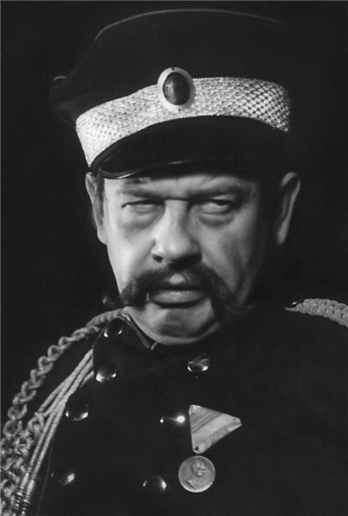 Josef Hlinomaz (zde v divadelní hře Carská milost v Národním divadle) byl proslulým milovníkem jídla. Měl třeba systém přídavků. Objednal si svíčkovou s knedlíkem, když knedlíky snědl, objednal si ke zbytku omáčky další. Když došla omáčka, poručil si zase dolít omáčku... .