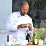 Po vyučení nastoupil do pražského hotelu Stop.