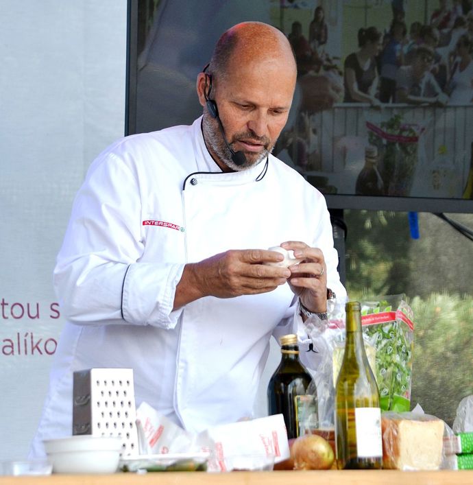 Po vyučení nastoupil do pražského hotelu Stop.