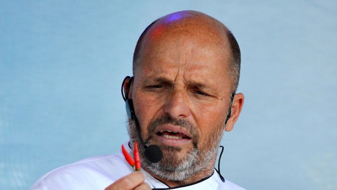 Zdeněk Pohlreich  je český šéfkuchař, gastronom, podnikatel, lektor, autor kuchařek a moderátor kuchařských pořadů na televizi Prima.